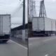 Caminhão branco e carro branco danificado na estrada, portas abertas