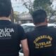 Homens da Polícia Civil e Conselho Tutelar, de costas, perto de carro branco em rua
