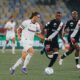 Jogador Fluminense camisa branca com bola e três Vasco camisa preta em campo de futebol