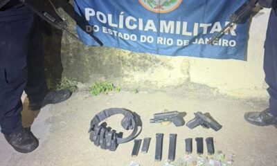 Pistolas, carregadores, cinto tático e drogas apreendidos pela Polícia Militar do Rio de Janeiro