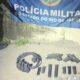 Pistolas, carregadores, cinto tático e drogas apreendidos pela Polícia Militar do Rio de Janeiro