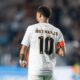 Neymar Jr de costas com camisa 10 branca do Santos e braçadeira de capitão laranja