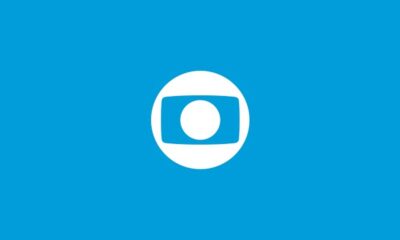 Logotipo da Rede Globo em branco sobre um fundo azul