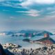 Vista aérea do Rio de Janeiro com Cristo Redentor, montanhas e a Baía de Guanabara
