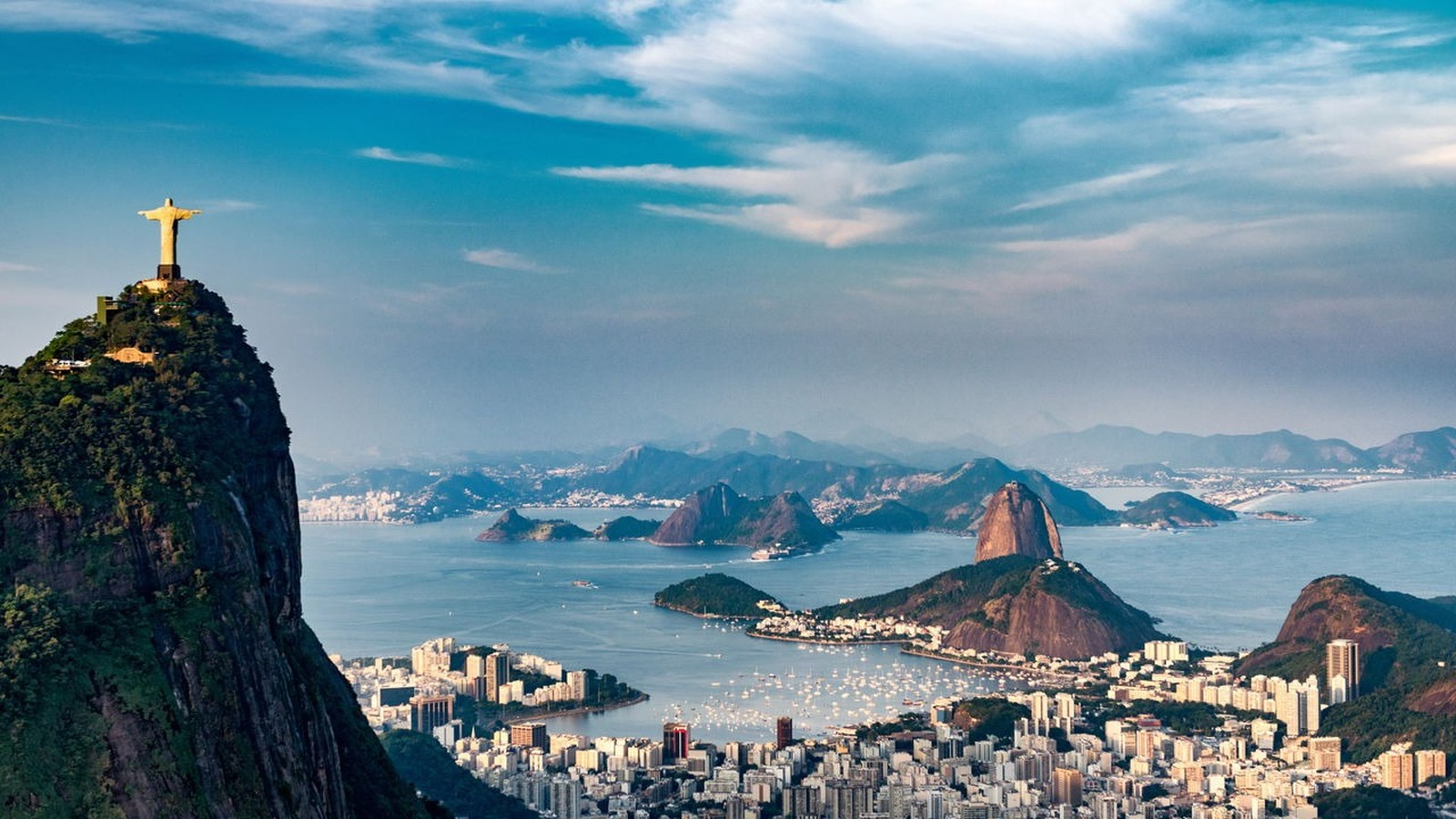 Vista aérea do Rio de Janeiro com Cristo Redentor, montanhas e a Baía de Guanabara