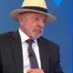 Lula de terno, gravata e chapéu de palha, em sabatina ao vivo na TV Globo, com fundo azul