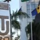 Sinal do Tribunal de Justiça com letras TJ, palmeiras e bandeiras do Brasil e Rondônia