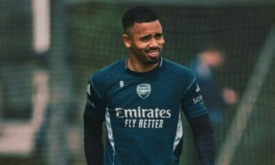 Gabriel Jesus sorri em camisa de treino azul-marinho do Arsenal com número 9