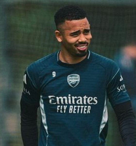 Gabriel Jesus sorri em camisa de treino azul-marinho do Arsenal com número 9