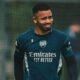 Gabriel Jesus sorri em camisa de treino azul-marinho do Arsenal com número 9
