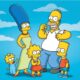 Desenho animado da família Simpson completa: Marge, Homer, Bart, Lisa e Maggie sorrindo contra céu azul