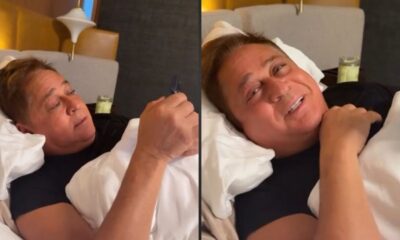 O cantor Leonardo deitado na cama em duas cenas, uma com celular, outra sorrindo