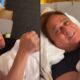 O cantor Leonardo deitado na cama em duas cenas, uma com celular, outra sorrindo