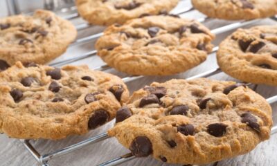 Chocolate chip cookies frescos em uma grade de resfriamento