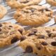 Chocolate chip cookies frescos em uma grade de resfriamento