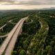 Há mais de 10 anos, pistas de concreto pagas com milhões em dinheiro público permanecem esquecidas no meio de uma floresta sem nunca terem sido usadas