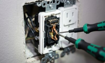 Eletricista ensina como aumentar a eficiência das tomadas USB usando ajuste dos terminais internos para corrigir falhas de alimentação sem substituir o conjunto elétrico