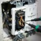 Eletricista ensina como aumentar a eficiência das tomadas USB usando ajuste dos terminais internos para corrigir falhas de alimentação sem substituir o conjunto elétrico