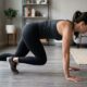 Este exercício que imita o andar do urso fortalece braços, abdômen e pernas ao mesmo tempo e ainda ajuda a melhorar equilíbrio, coordenação e estabilidade do corpo