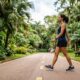 Caminhar para trás virou exercício: por que o movimento diferente está chamando atenção de quem busca variar o treino