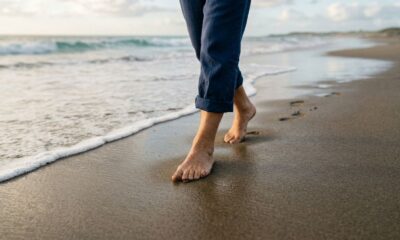 Especialistas revelam se caminhar na areia seca ou molhada faz mais bem ao corpo e qual opção oferece menos riscos