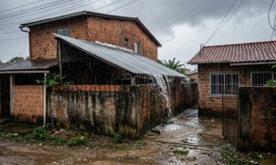 Vizinho constrói telheiro de 30 m² inclinado para o terreno do lado, joga toda a água da chuva no quintal alheio por dois invernos e responde por R$ 15 mil em danos na estrutura da casa vizinha