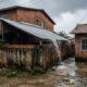 Vizinho constrói telheiro de 30 m² inclinado para o terreno do lado, joga toda a água da chuva no quintal alheio por dois invernos e responde por R$ 15 mil em danos na estrutura da casa vizinha