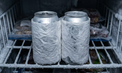 Enrolar latinhas em papel-toalha molhado antes de colocar no freezer: a técnica simples que gela cerveja e refrigerante em apenas 5 minutos
