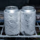 Enrolar latinhas em papel-toalha molhado antes de colocar no freezer: a técnica simples que gela cerveja e refrigerante em apenas 5 minutos