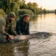 Dois pescadores saem para mais um dia comum de pesca, enfrentam 20 minutos de luta intensa e retiram da água um peixe gigante de 2,12 metros