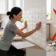 Sem quebrar cerâmicas antigas, nem fazer sujeira: a melhor forma de renovar a cozinha usando placas autoadesivas de gel com efeito tijolinho