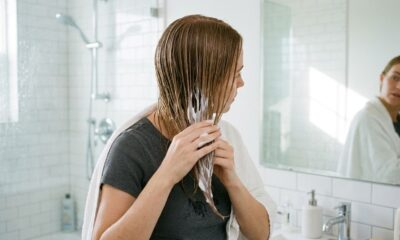 Cabeleireiros explicam por que aplicar condicionador muito perto da raiz pode tirar o volume dos cabelos finos depois dos 50