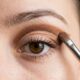 O truque de maquiagem para pálpebra caída que destaca os olhos e deixa o olhar mais leve