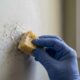 Sem água sanitária nem vinagre: a mistura com bicarbonato e água oxigenada que ajuda a tirar o mofo da parede sem agredir a pintura
