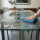 Técnico em vidros revela como preservar a mesa de vidro impecável com selagem protetora para evitar marcas de uso sem trocar o tampo