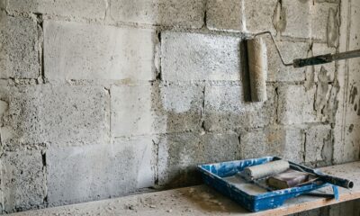 Profissional de impermeabilização ensina como recuperar a aparência da parede de alvenaria usando selador impermeabilizante para reduzir marcas de infiltração sem refazer o reboco