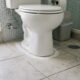 Colocar uma fina camada de bicarbonato em volta do vaso sanitário por algumas horas: entenda para que serve e quais cuidados tomar