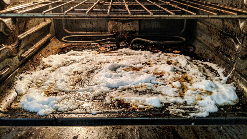 Aplicar pasta de bicarbonato de sódio com água no forno de um dia para o outro: o método simples que derrete a gordura sem precisar esfregar