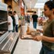 Segundo a psicologia, recolher a própria bandeja na praça de alimentação mesmo sem ninguém pedir pode revelar adesão a regras sociais não escritas