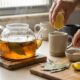 Ferva folhas de louro com suco de limão e colheres de sopa de açúcar: para que serve e por que é recomendado