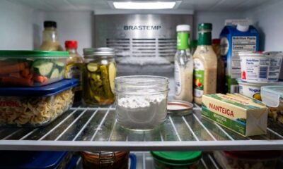 Colocar 1 xícara de bicarbonato na geladeira: por que o recipiente raso ajuda, quanto tempo leva e quando trocar o produto