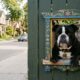 Bulldog ganha uma “janela de olá” só para ela e encanta todos que passam em frente de casa