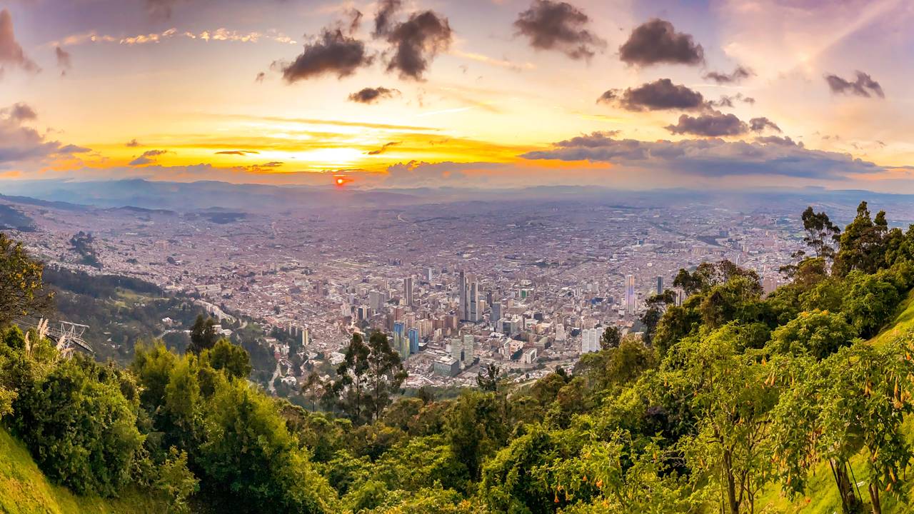 A capital mais alta que aeroportos a 2.640 metros onde o frio, os museus e as montanhas criam um dos destinos mais surpreendentes da Colômbia