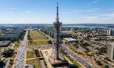 Inaugurada em 1973 como homenagem aos pioneiros da aviação, a Torre de TV de Brasília tornou-se um dos maiores símbolos da capital federal e da arquitetura moderna