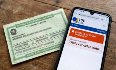 Eleitor que faltou às duas últimas votações descobre que o título foi cancelado e quais serviços do dia a dia ele deixa de conseguir até regularizar