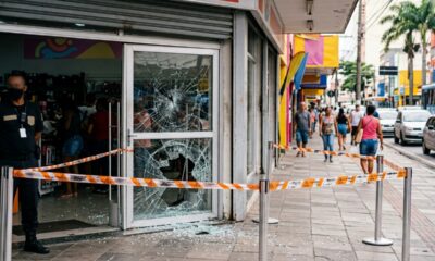 Cliente chuta porta de vidro de loja durante discussão, painel avaliado em R$ 12 mil quebra na hora e o que parecia apenas um “momento de raiva” termina com prejuízo bem maior