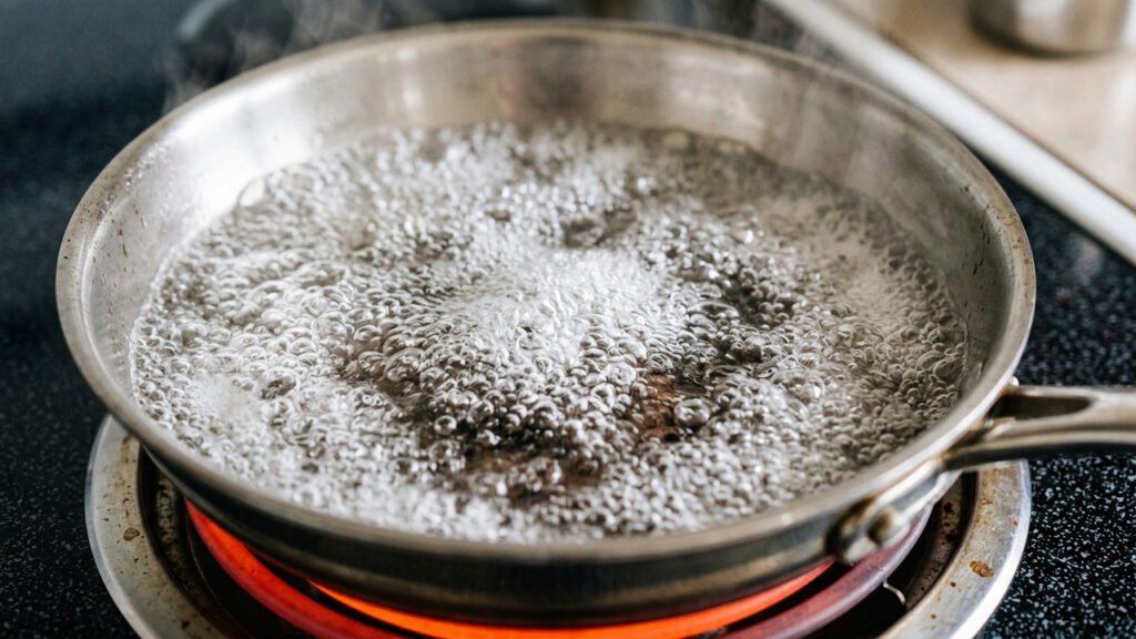 Fervilhar água com bicarbonato de sódio na frigideira: o método simples que neutraliza e arranca o cheiro impregnado de peixe grelhado do metal