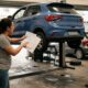 Mulher leva o carro para trocar dois pneus na oficina, recebe uma conta de R$ 18,4 mil por serviços que nunca autorizou, é avisada de que o veículo ficaria retido se não pagasse, e a Justiça manda devolver R$ 17.192 e ainda pagar R$ 6 mil de dano moral