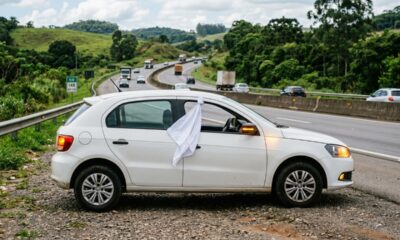 Pano branco pendurado na janela de um carro em movimento: o que significa esse sinal e por que os motoristas precisam reconhecê-lo