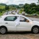 Pano branco pendurado na janela de um carro em movimento: o que significa esse sinal e por que os motoristas precisam reconhecê-lo